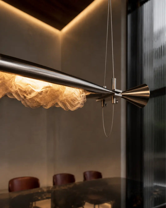 Lampadario sopra il tavolo da pranzo e l'isola della cucina Noctis
