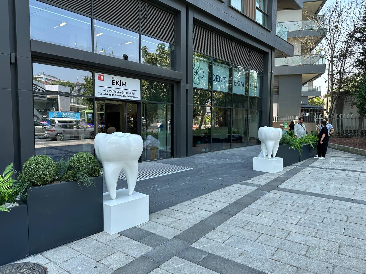 Large Tooth Sculpture with Pedestal – 170x70x70 cm Dental Art Statue – Durable Outdoor Decor for Clinics & Medical Spaces