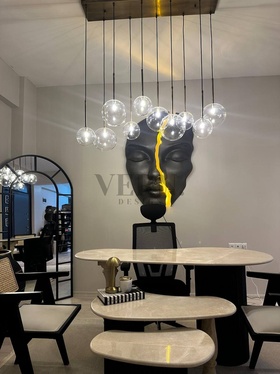 Kırık Kadın Figürlü Soyut Duvar Heykeli – Ev ve Ofis İçin Duygusal Modern Sanat (130x87 cm)