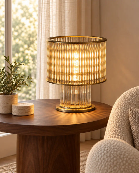 Liora, lampada da tavolo scanalata – Illuminazione decorativa color ottone