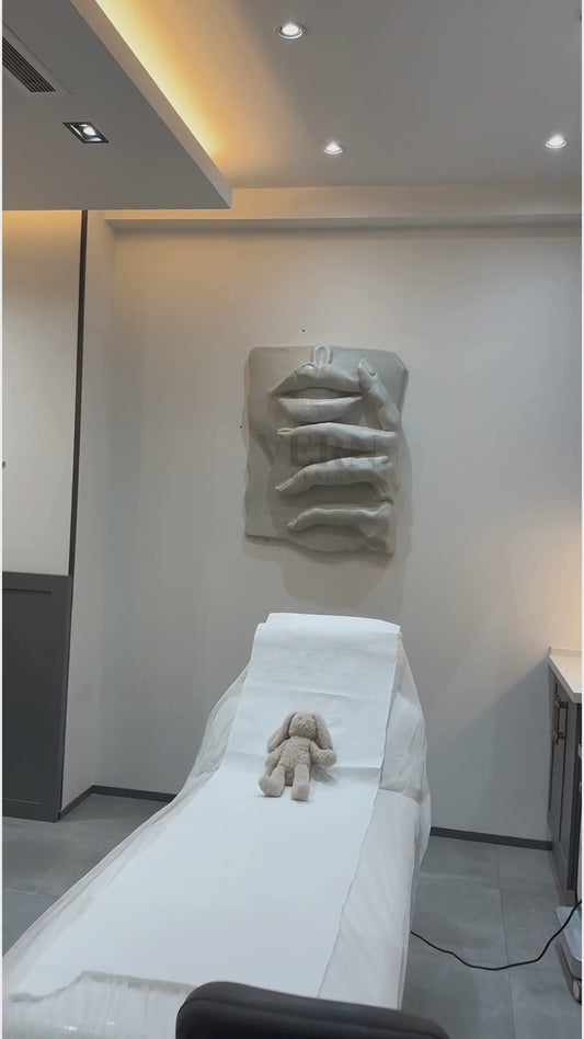 Dudak Figürlü Rölyef Duvar Heykeli – Modern Ev Dekorasyon İçin Fiberglas 3D Tablo (100x70 cm)