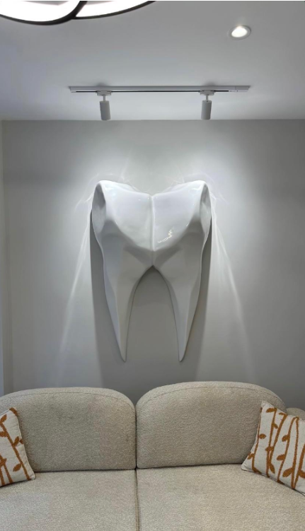 Diş Figürlü Duvar Heykeli (Model 3) – Diş Klinikleri İçin Modern 3D Sanatsal Heykel